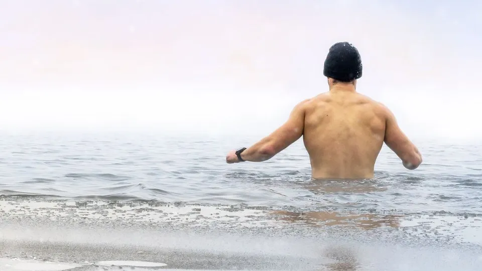 Uomo che fa il bagno in acqua ghiacciata